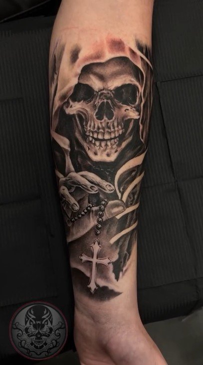 Black and grey skull